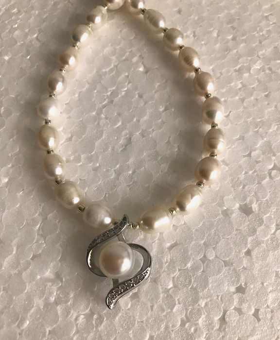 Colier handmade cu perle albe de cultura(6_7mm) si accesorii de argint