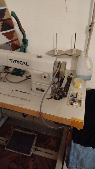 Швейная промышленная машина.