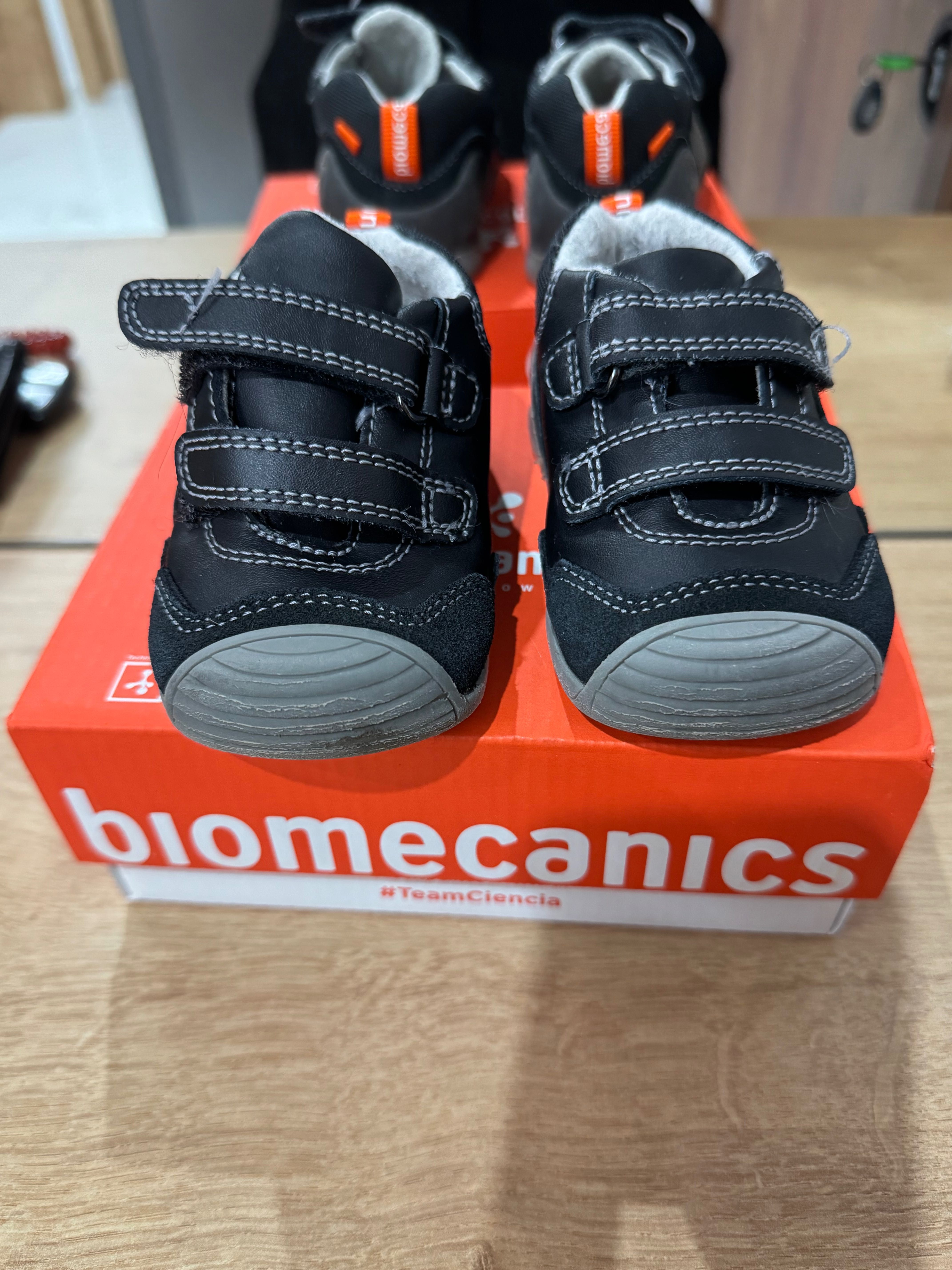 Biomecanics обувки за прохождане