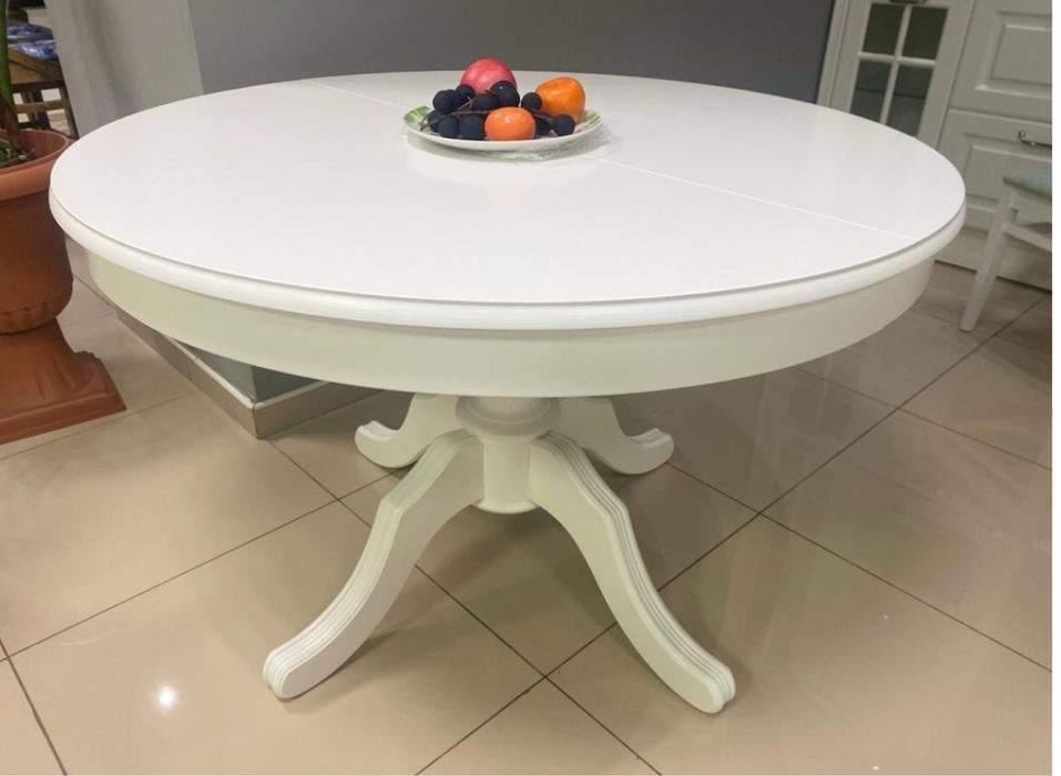 Круглый стол со стульями