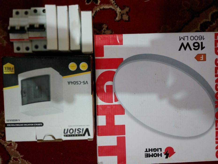 Vând panou 4 siguranțe și plafoniera led cu senzor