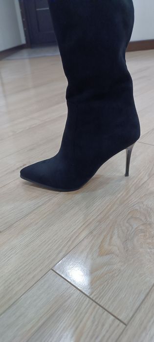 Продаются женские замшевые сапоги 36 размер