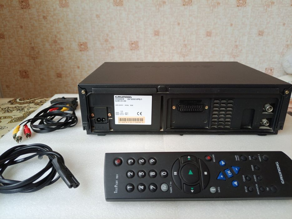 Видеомагнитофон немецкий " GRUNDIG" в комплекте, Б/У. 500тыс. сум.