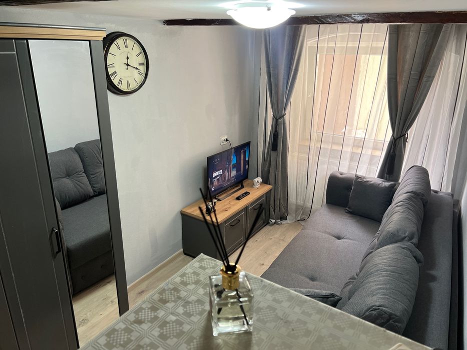 Garsoniera la casa de închiriat. Proaspat renovata, centru Cisnădie
