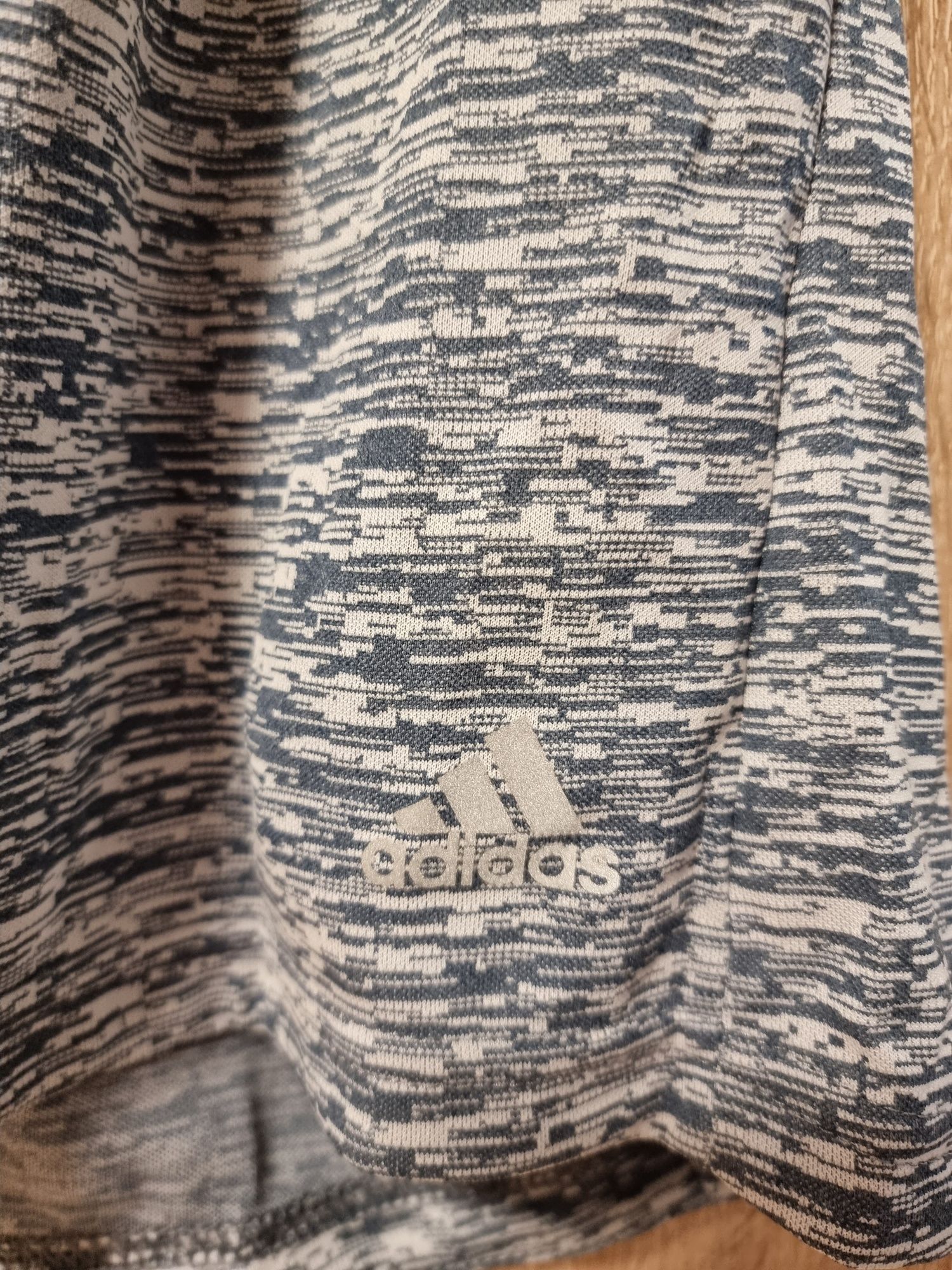 Потници на Adidas и Nike