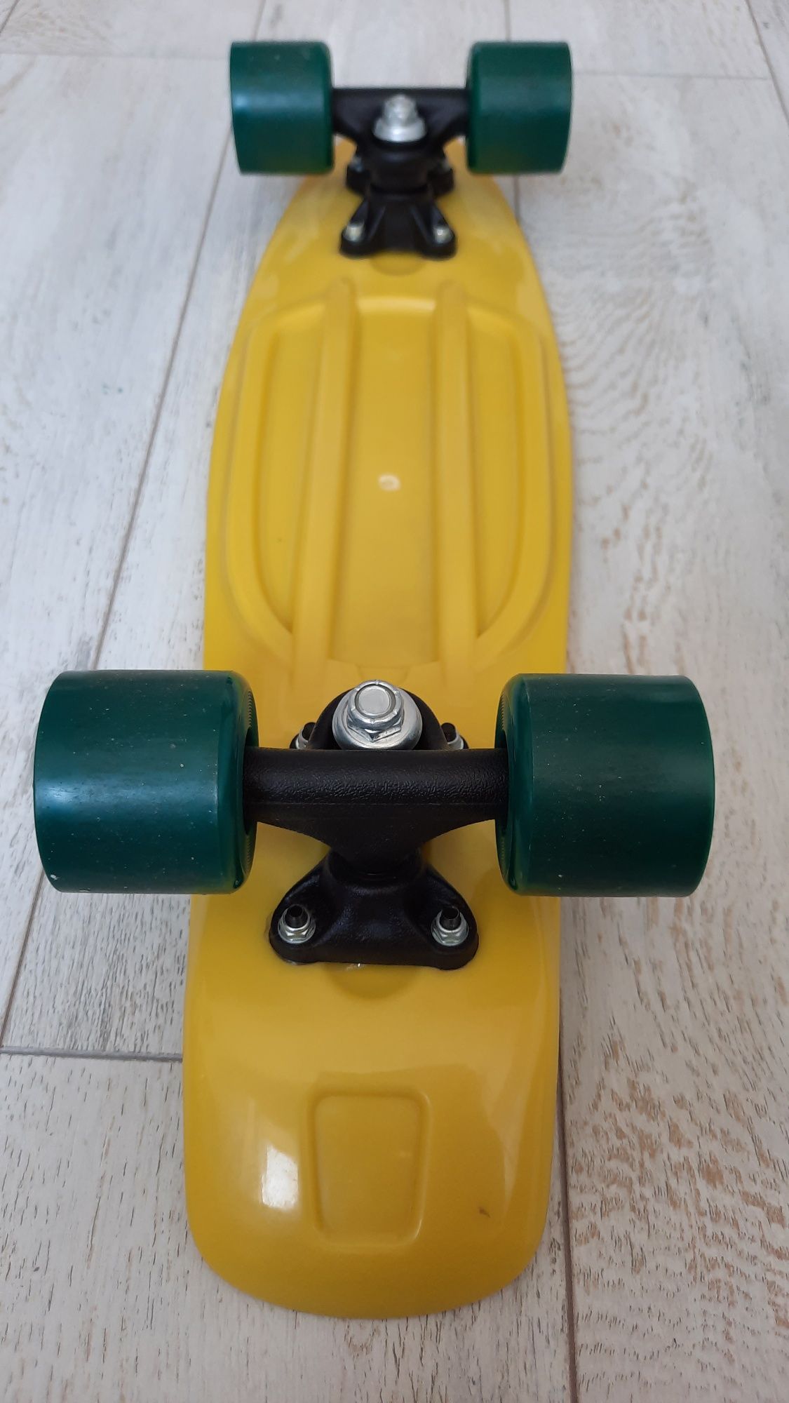 Skateboard copii galben cu roti verzi