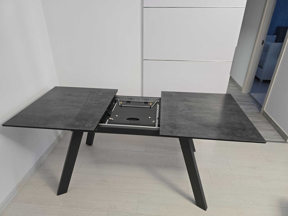 Masă extensibilă XXXLutz cu cadru din metal si blat MDF cu Sticlă