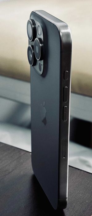 Vând iPhone 15 Pro Titanium, de 256gb, baterie 100%. Stare impecabilă.