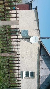 Уй сатылады. Жер колеми10сот. Аула коршалган. Кора гараж сарай кудык