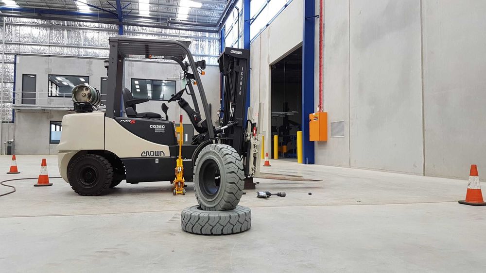 SOLIDEAL anvelope pline pentru stivuitoare cu montaj