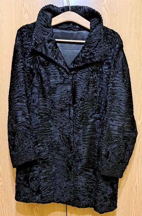 Haina astrahan negru model clopot.