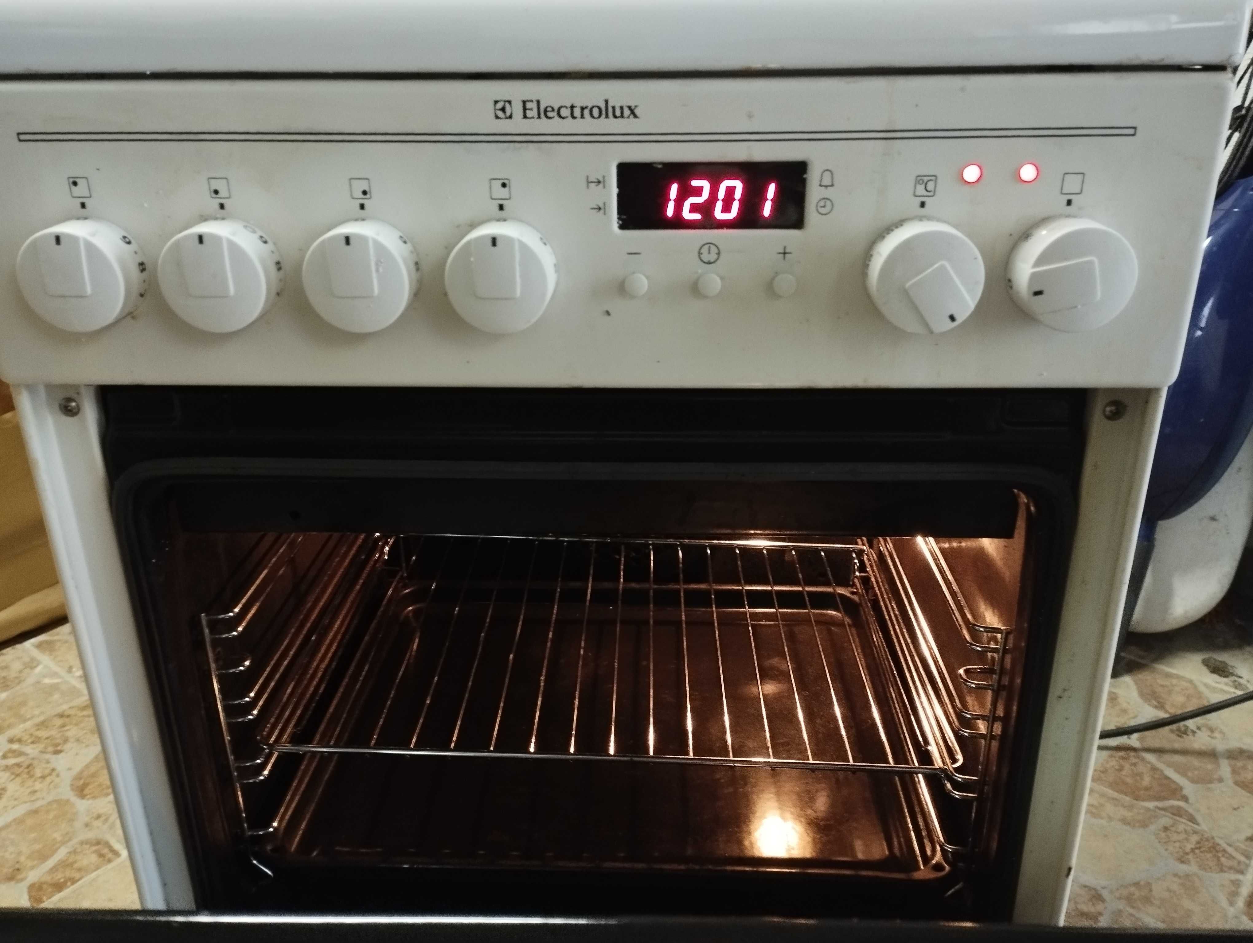 Готварска печка с керамични котлони Електролукс