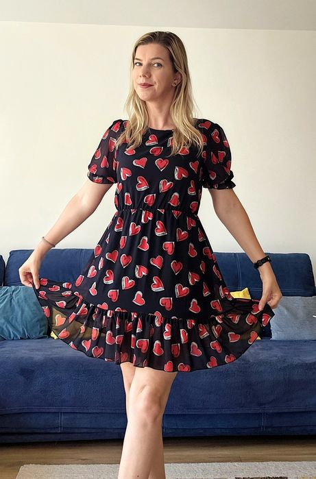Rochie neagră cu inimioare roșii (M)