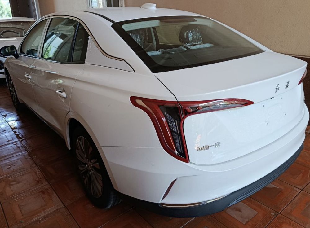 Hongqi EQM-5EV Hongqi HS5