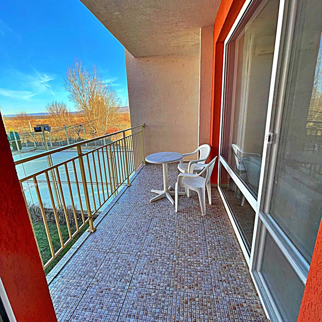 Продава се Двустаен апартамент в к.к. Слънчев бряг - 66 кв.м за 1046 €/кв.м - Снимка #12