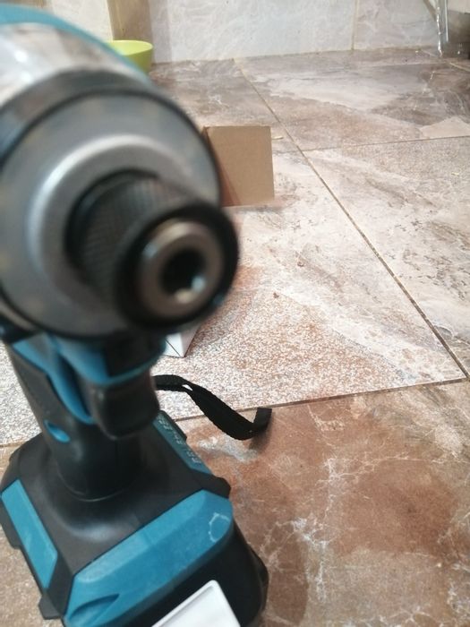 Impact Makita DTD 173 cu baterie de 6A