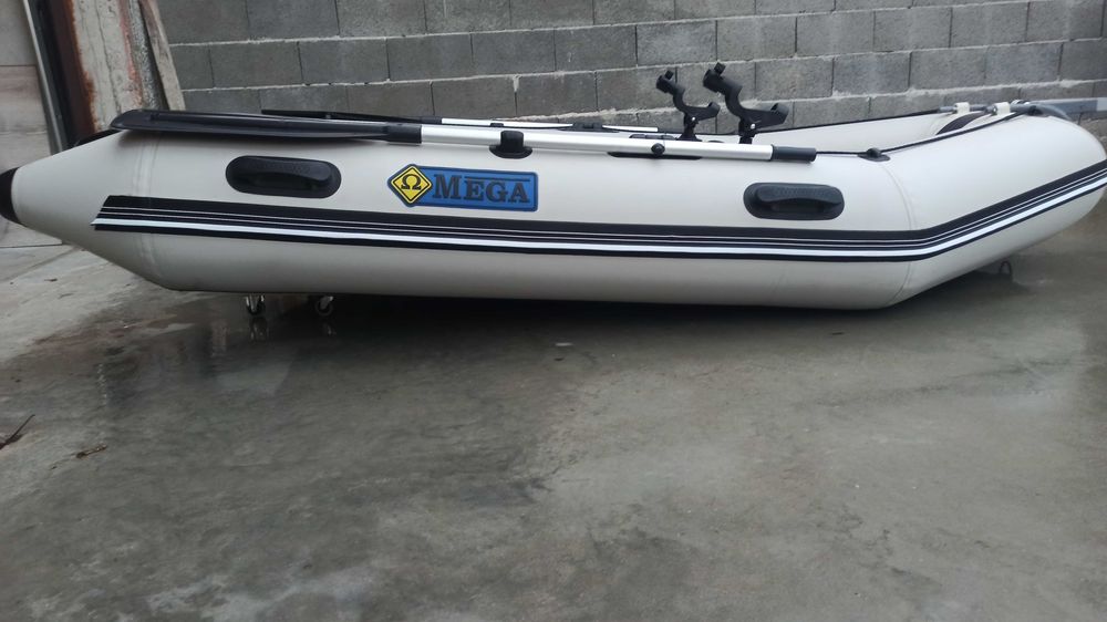 Продавам надуваема лодка с твърдо дъно и кил