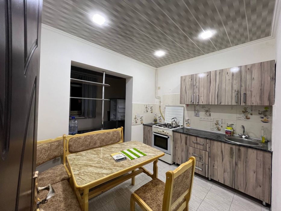Quyosh panel va invertorlar ustanofkasi bilan