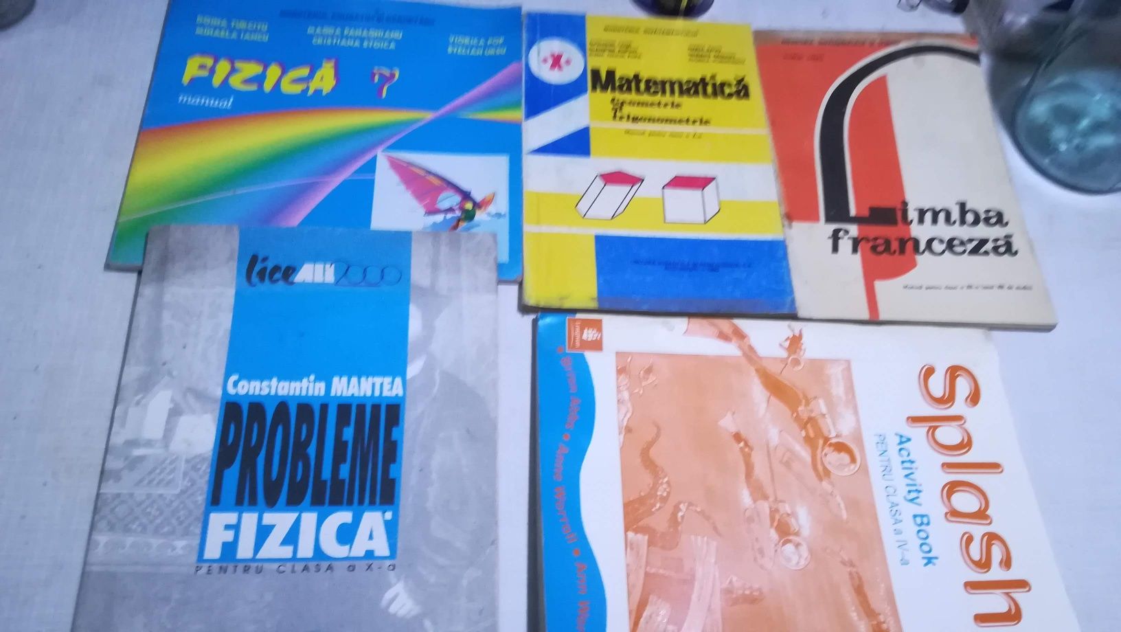 Diverse manuale școlare pentru elevi