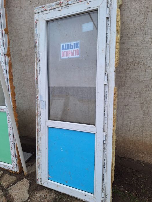 Продам пластиковую дверь