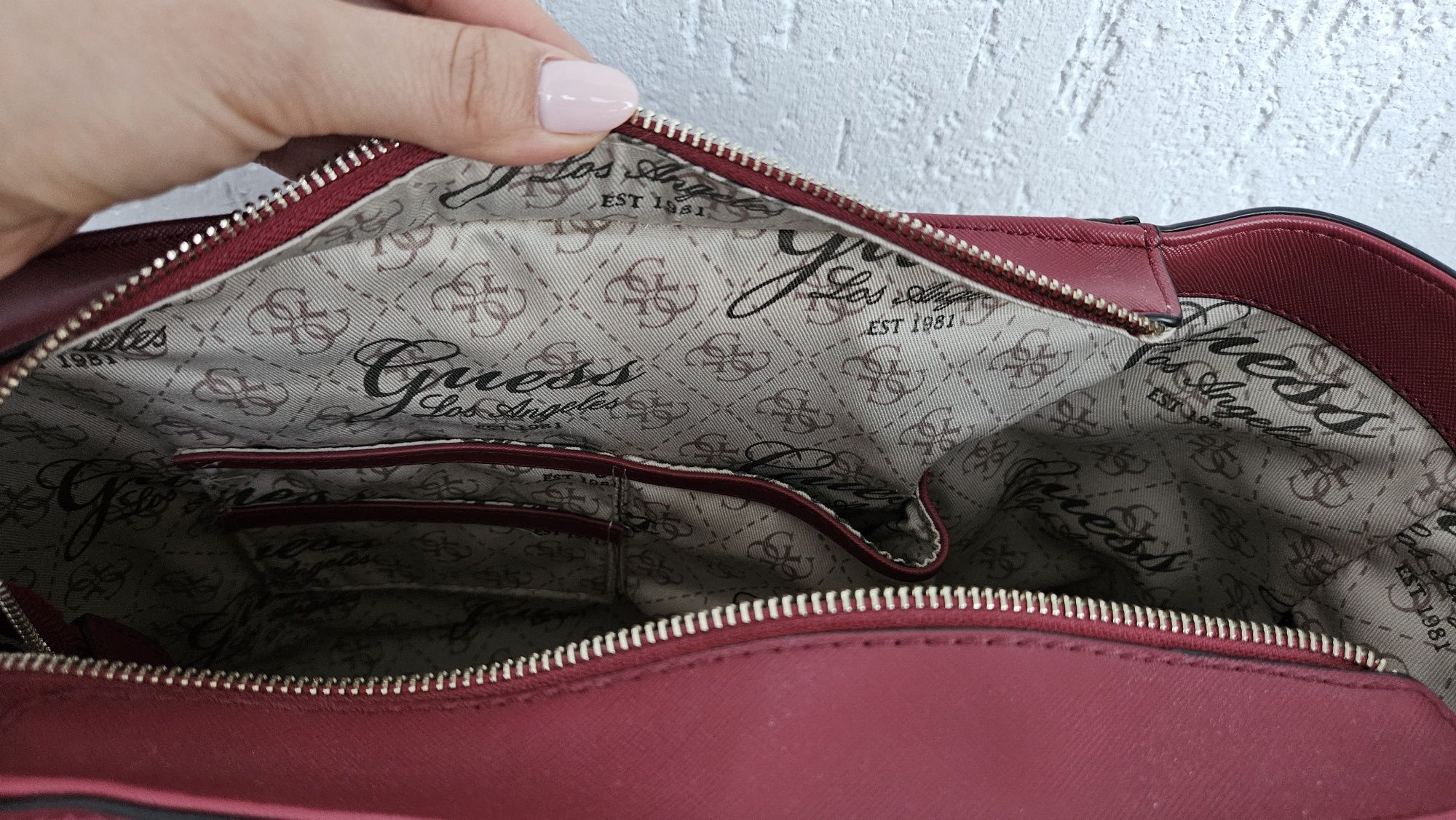 Дамска чанта Guess цвят бордо