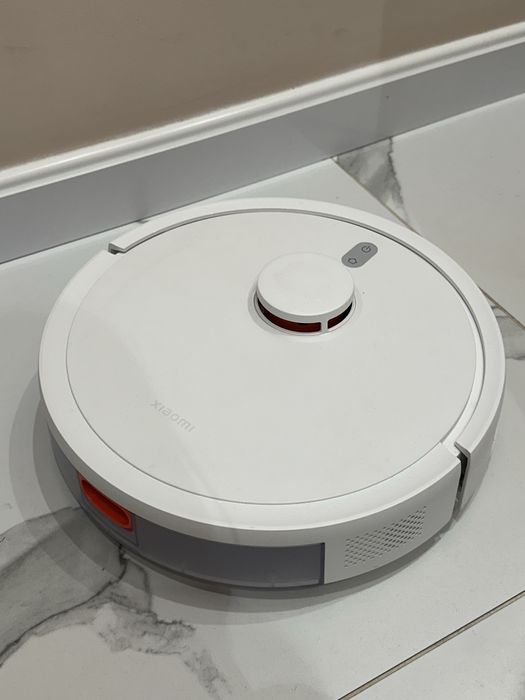 Продается почти новый Робот пылесос