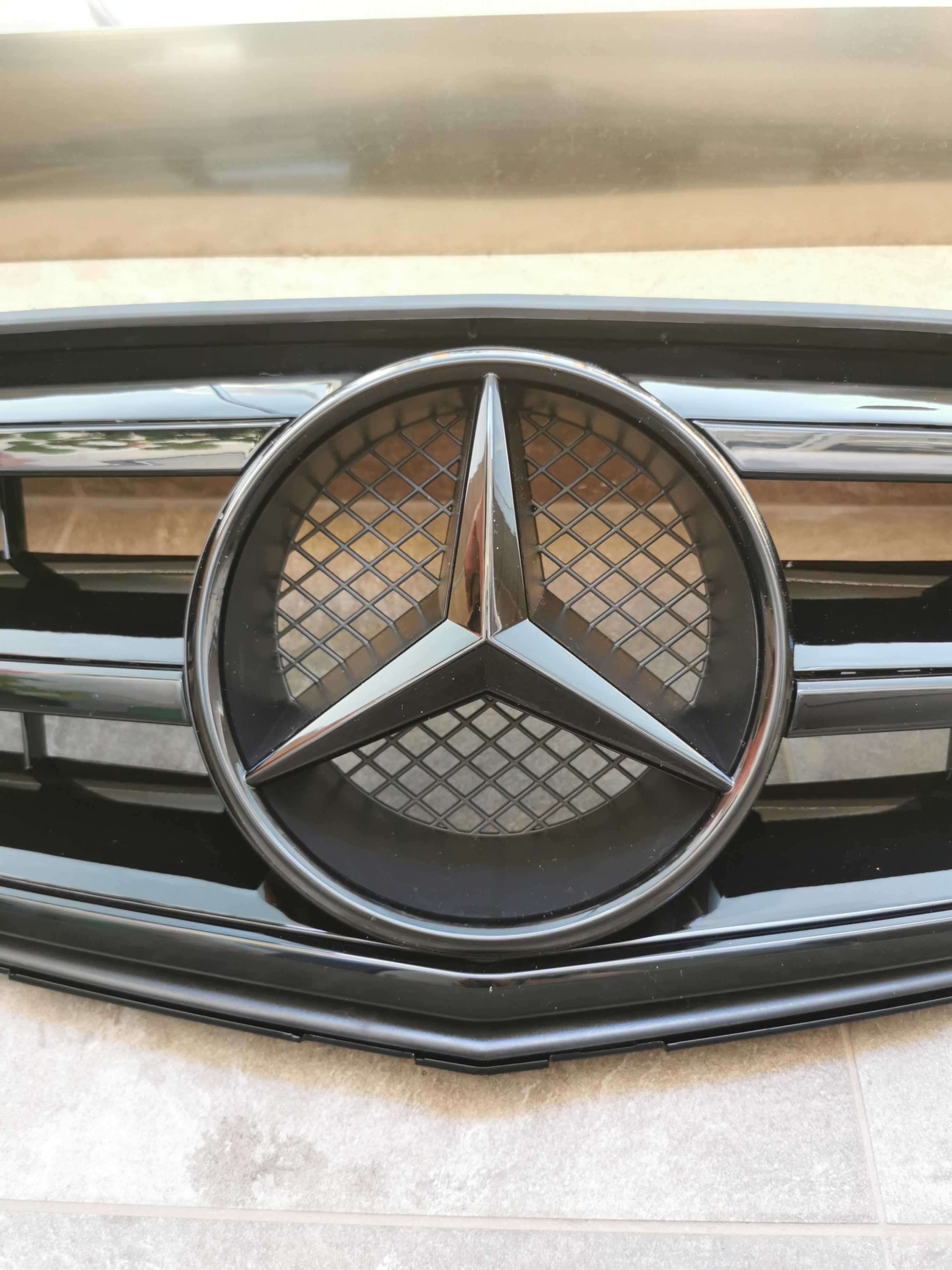 Решетка/маска с емблема тип AVANTGARDE FULL BLACK за Mercedes W204