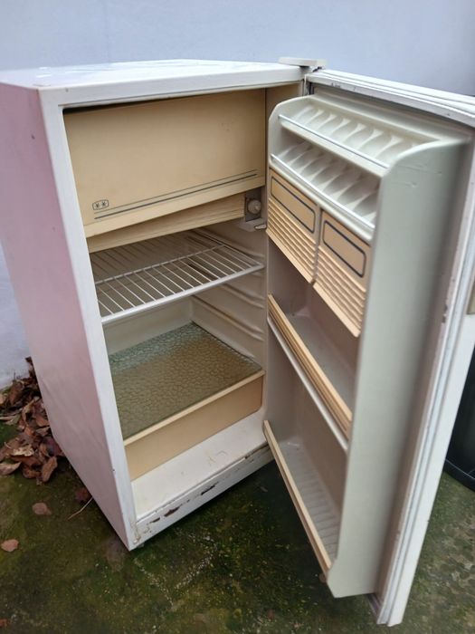 Frigider functionabil .