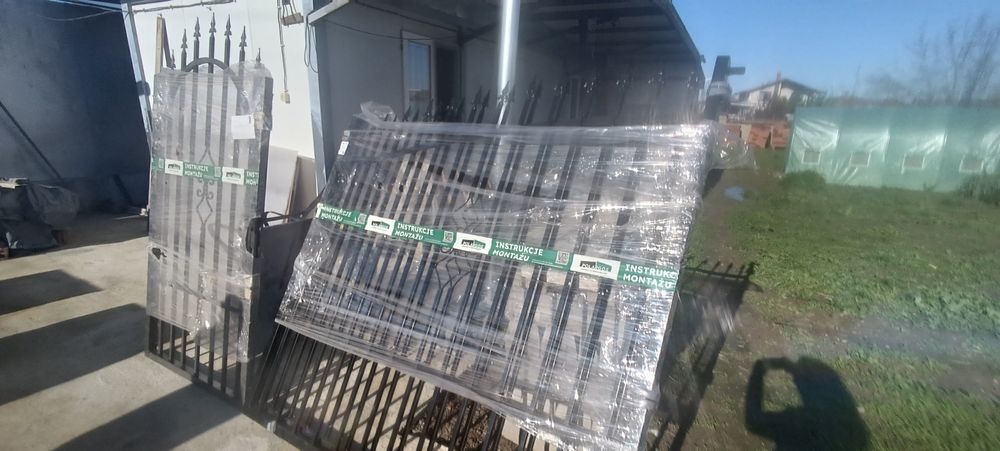 Входна врата за двор от Три части,заедно с колове и брава