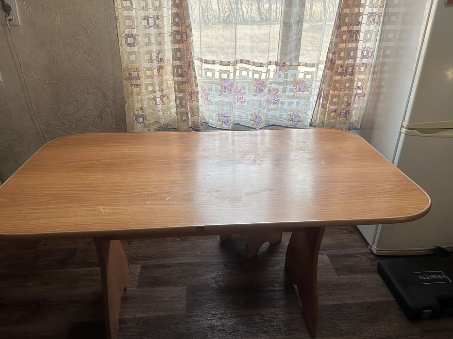 Кухонный            стол