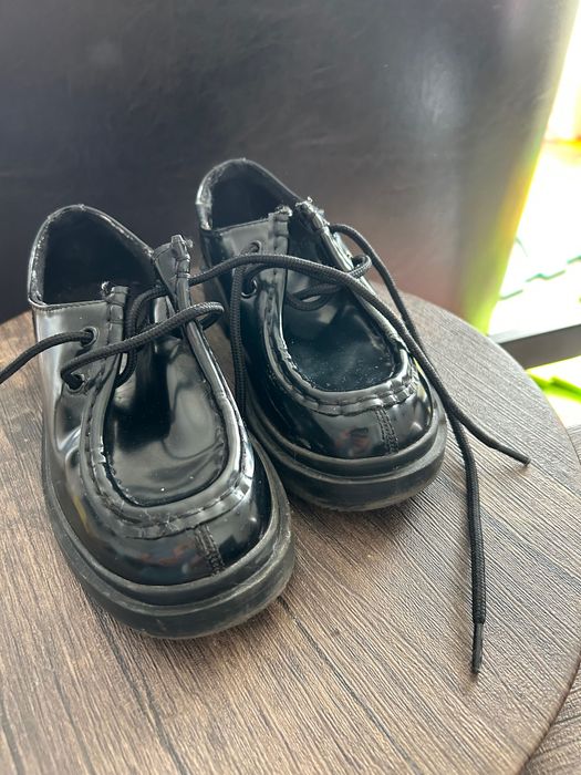 Vand adidasi și blugi