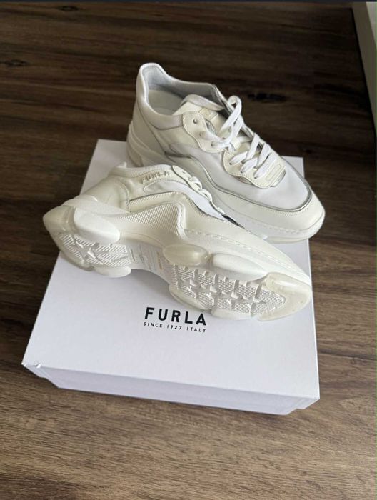 Нови сникърси Furla