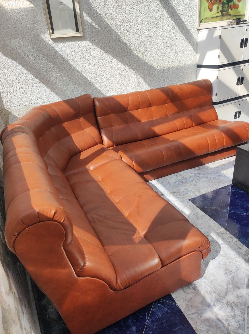 Кафяв ъглов кожен диван 210 х 250 см