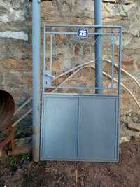 Дворна врата с два метални стълба