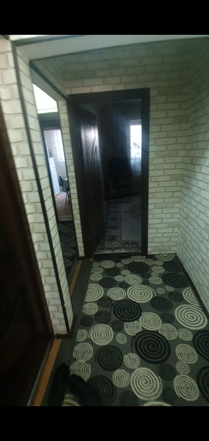 3/2 da 2 xonali 1 etaj srochno sotiladu