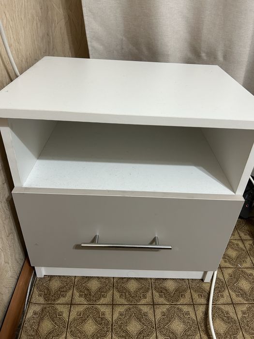 Прикроватная тумбочка в хорошем состоянии