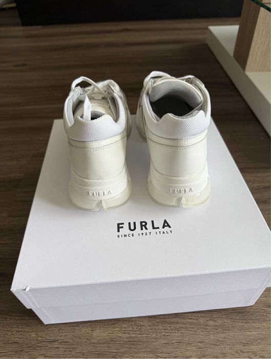 Нови сникърси Furla