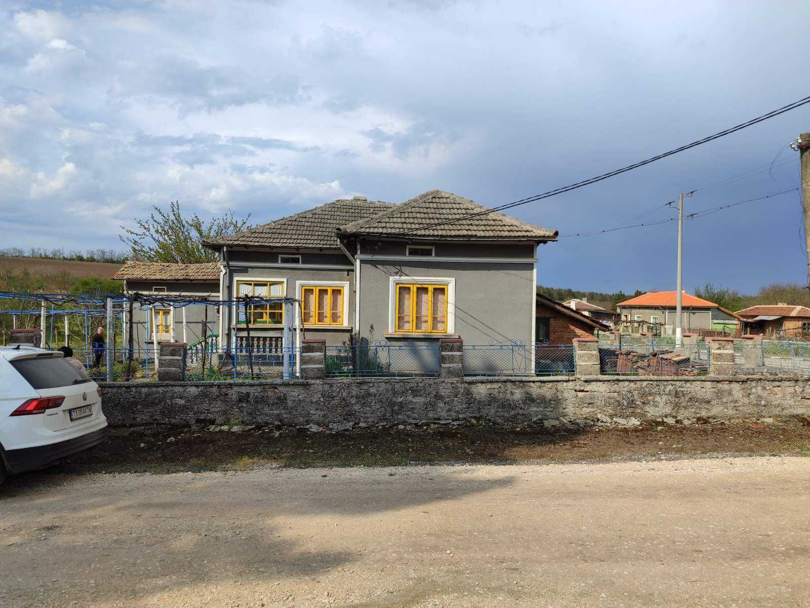 Къща в много добро състояние в с.Росен