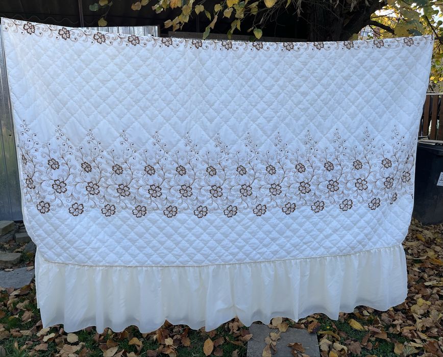 Cuvertura pat mare matlasata si  brodata
