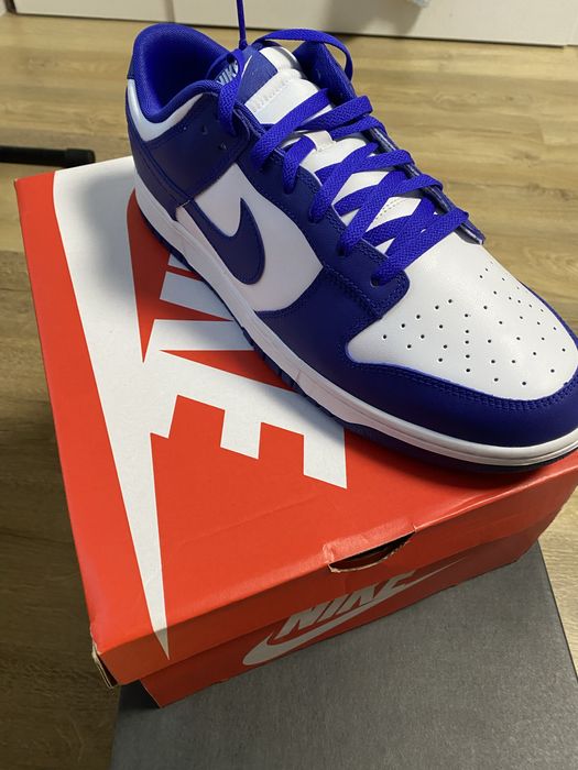 Nike Dunk Low.