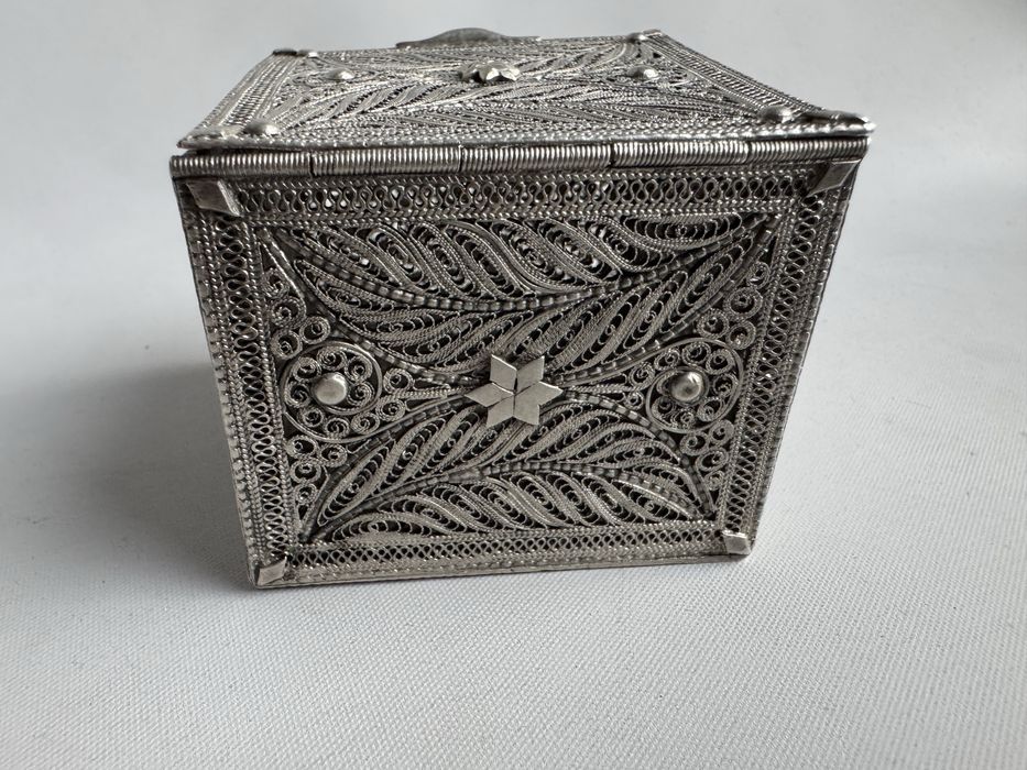 Cutie lucrata din argint filigran