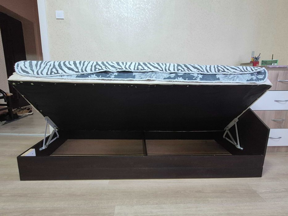 Единично легло с матрак и повдигащ механизъм