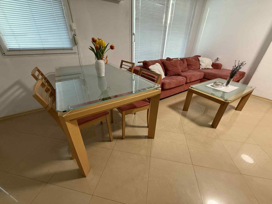 Комплект диван ,трапезна маса ,столове и малка маса