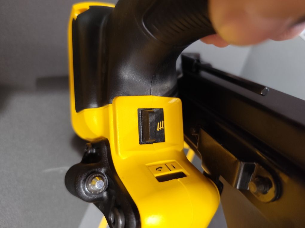Топ цена пистолет такер за пирони гвоздеи Девалт DeWALT DCN930P2  18V