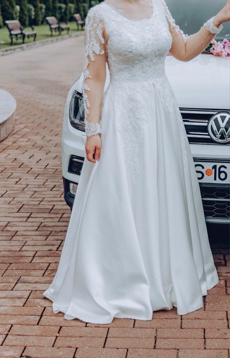 Vând rochiță de mireasa purtată o singura dată.