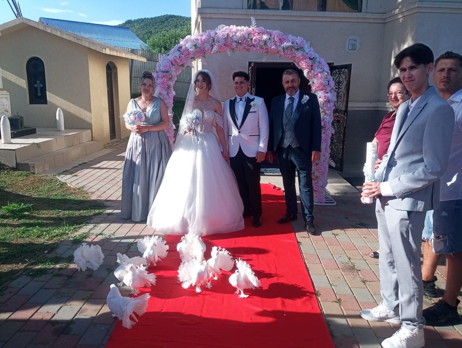 Porumbei albi nunti covor roșu arcada