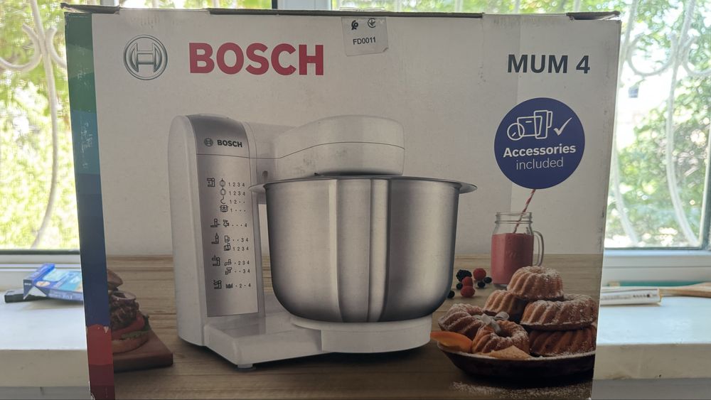 Кухонный комбайн Bosch MUM 4 с полным набором аксессуаров