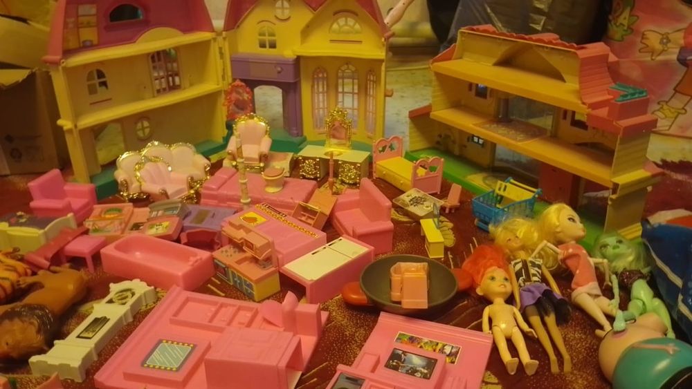 Продам игрушки, домики с мебелью