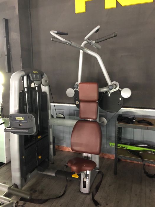 Aparat spate Technogym Vertical Traction