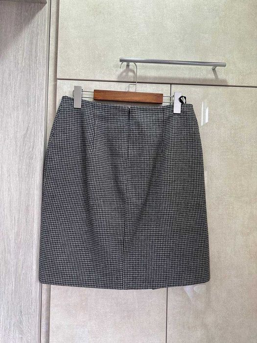 Продаю красивую юбку классического кроя.